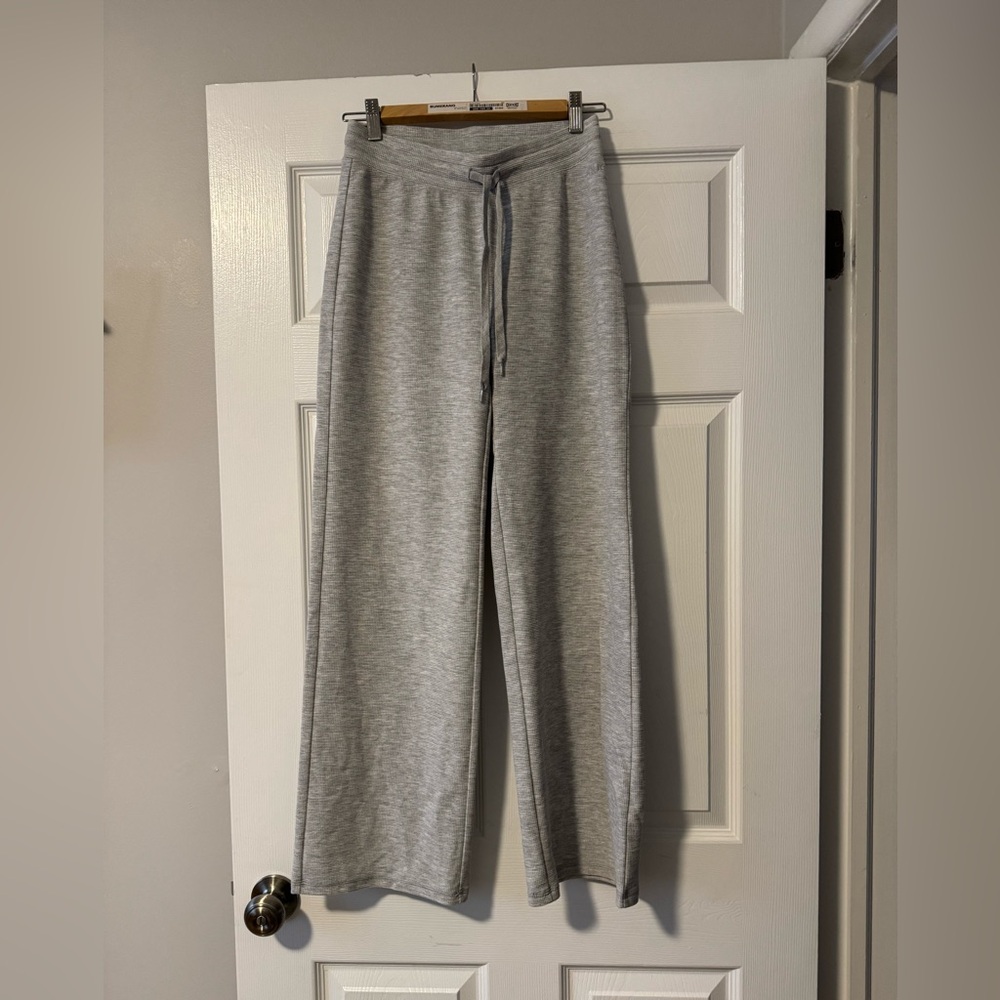 Great condition Aritzia TNA drawstring pants. Size S.